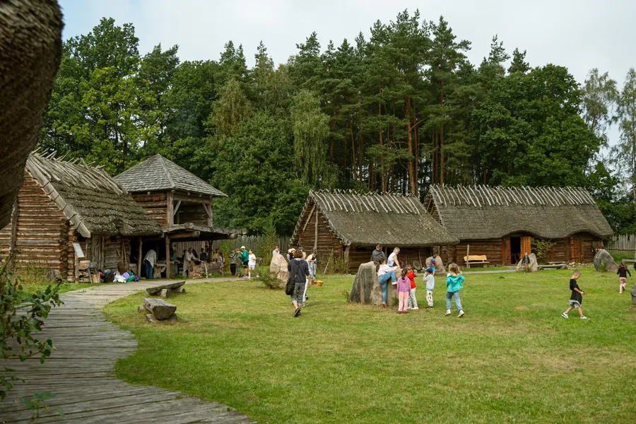 Dzieci z klas 1-3 biegają po dziedzińcu grodu Słowian w Sławutowie