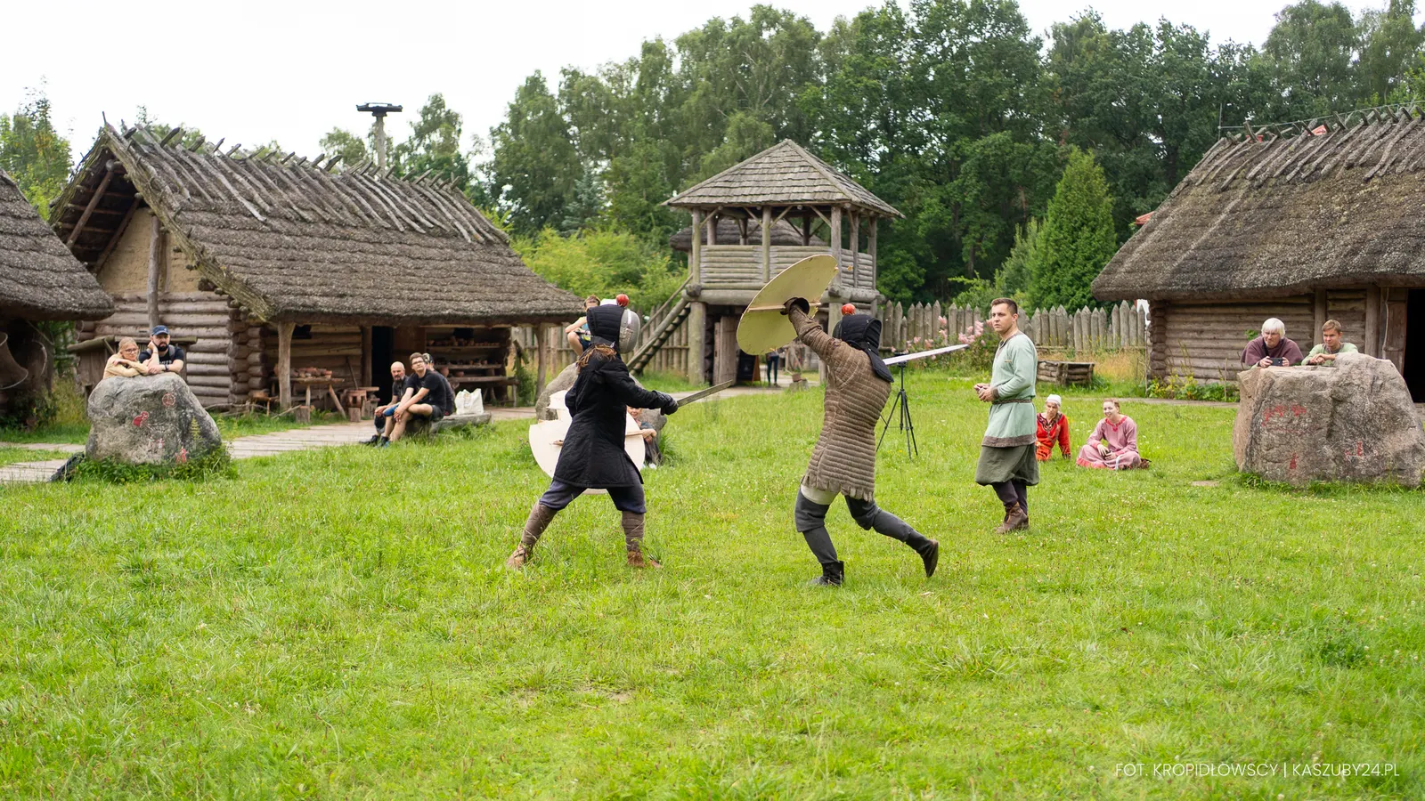 Wojowie słowiańscy pokazują uczniom walkę na tarcze podczas żywej lekcji historii