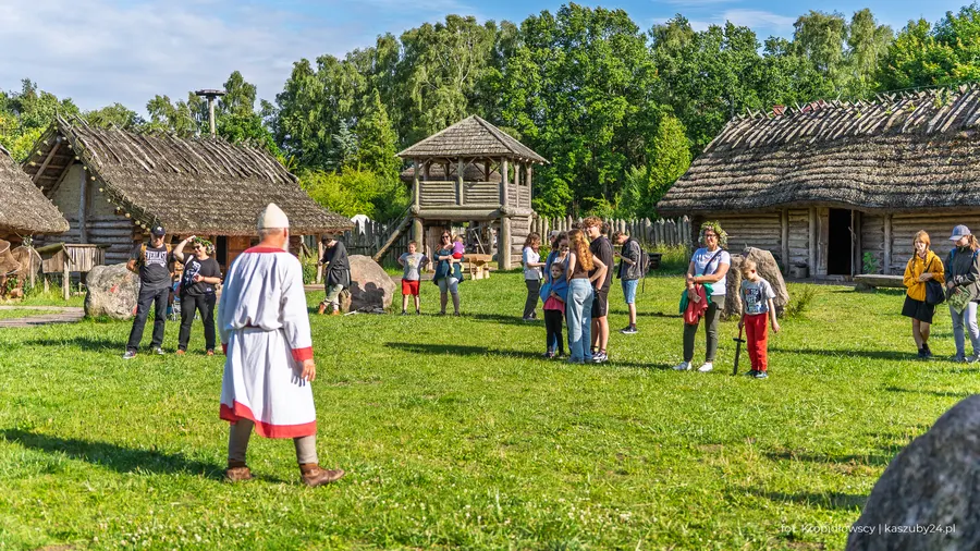 Klasa na dziedzińcu grodu przed grami integracyjnymi Piracka Wyprawa