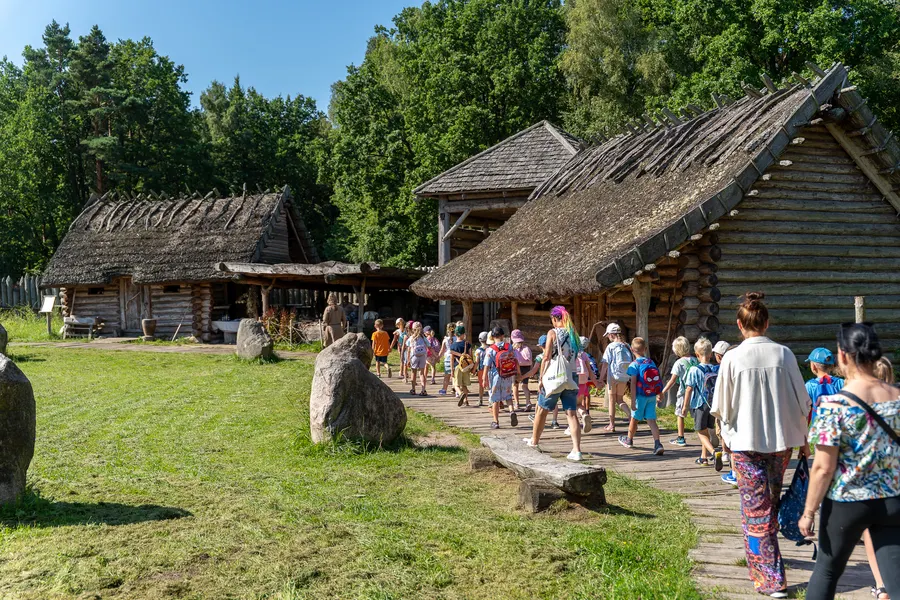 Przedszkolaki z opiekunkami wchodzą do grodu Słowian w Sławutowie