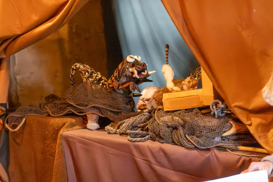 Lalki teatrzyku o Smoku Psotniku na scenie w chacie Osady Sławutowo