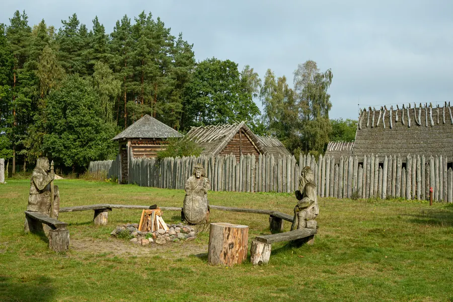 Święty krąg z drewnianymi posągami bogów słowiańskich i miejsce na ognisko