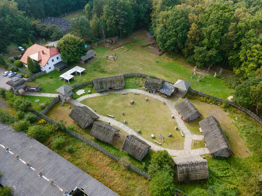 Gród Słowian w Sławutowie z lotu ptaka: palisada, chaty i święty krąg